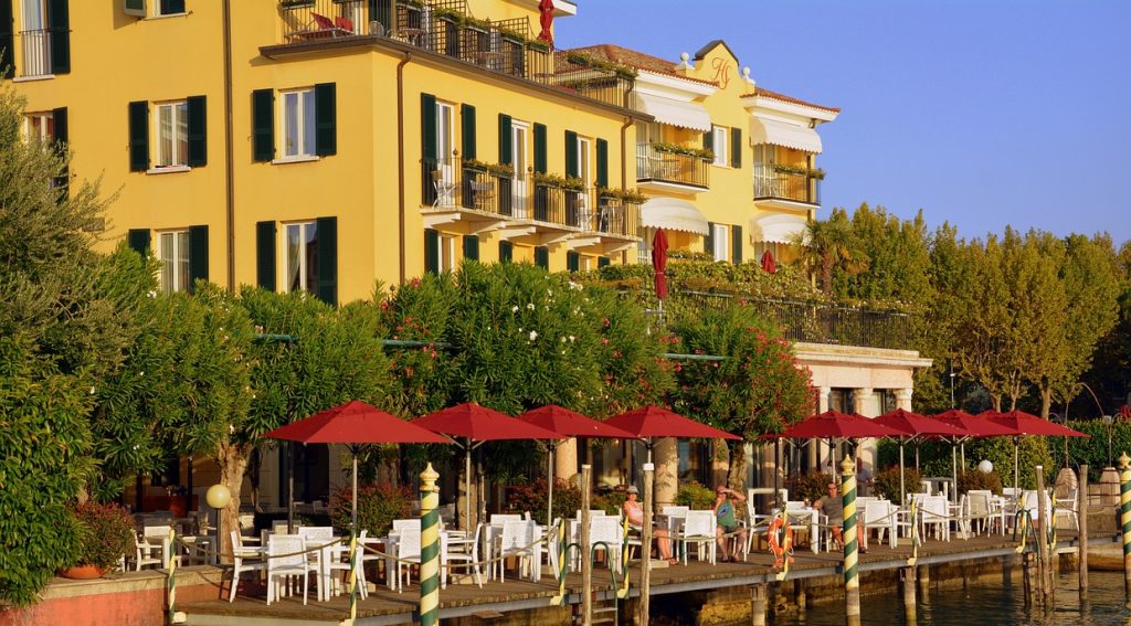 Acheter un commerce ou un hôtel en Italie quand on n’est pas résident : obligations et contraintes à connaître